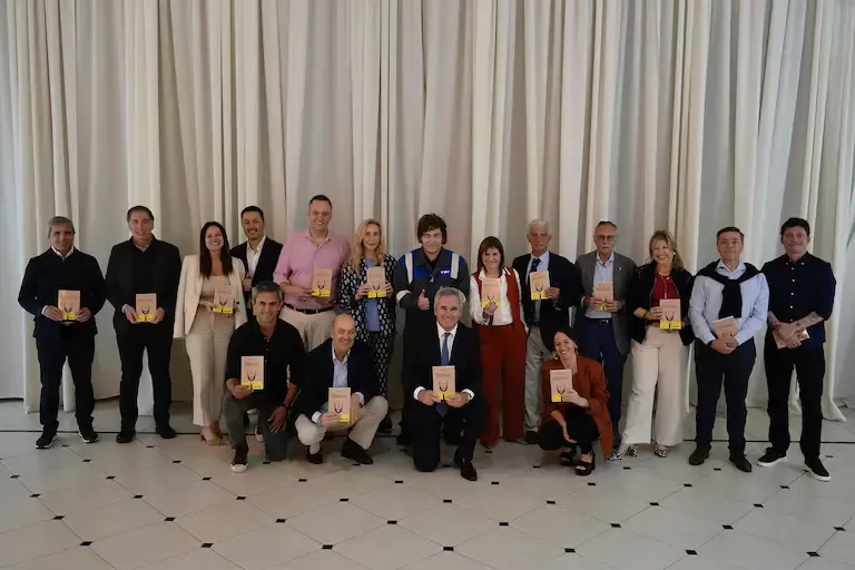 Javier Milei se prepara para firmar el decreto que habilita el aumento de sueldos para sus funcionarios